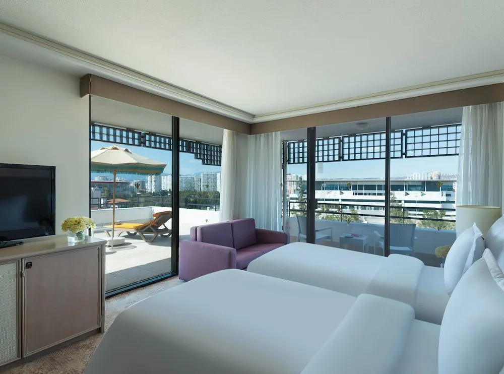 Family Terrace Suite King Bed, Land View