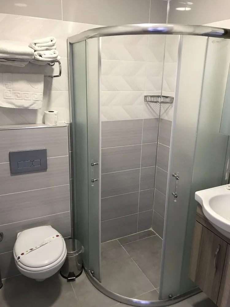 Terasli Oda, Yandan Deniz veya Havuz Manzarali