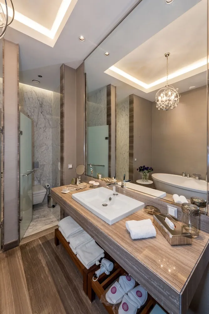 Infinity Suite (Urban Chic Lounge Access)
