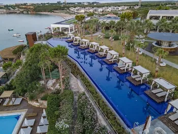 Laur Hotels