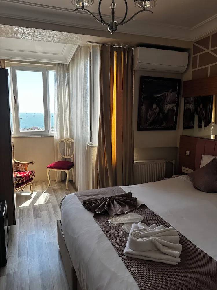 Tek Büyük Yataklı Oda, Balkon, Deniz Manzaralı