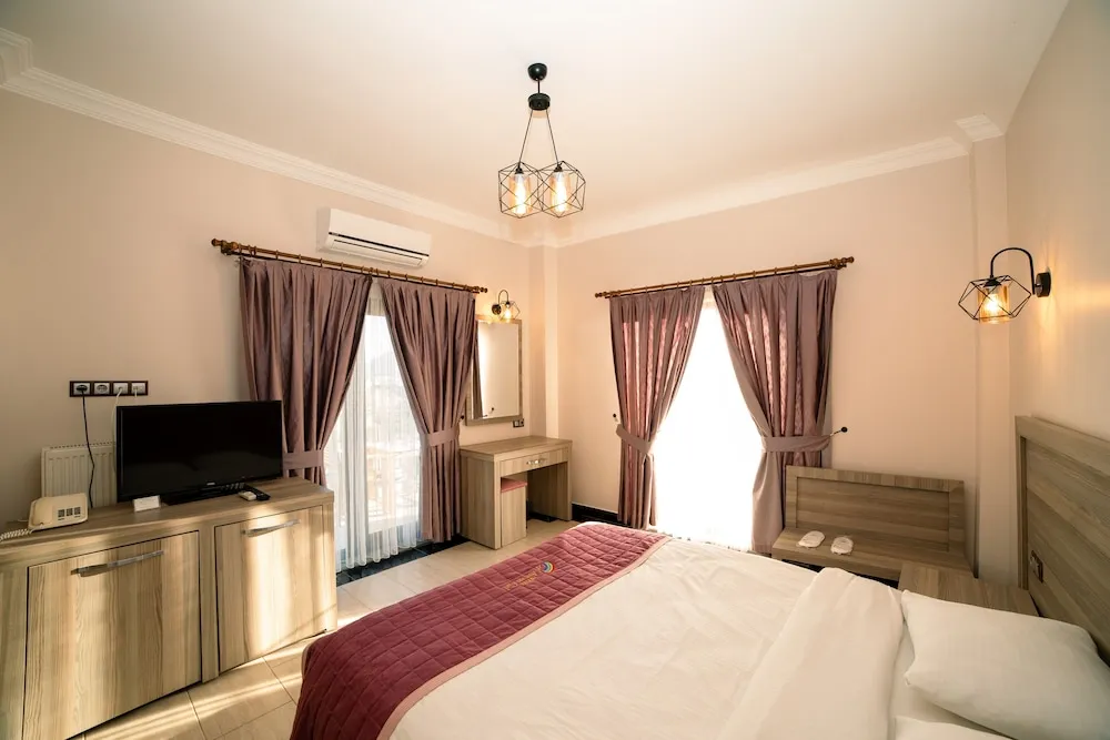Standard Tek Büyük Yataklı Oda, Balkon, Havuz Manzaralı