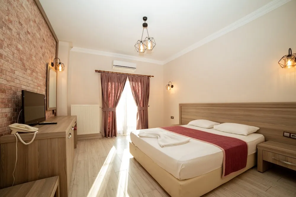 Standard Tek Büyük Yataklı Oda, Balkon, Havuz Manzaralı