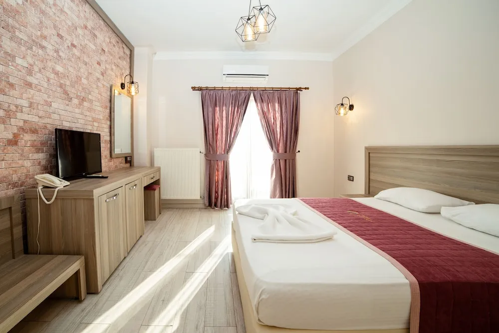 Standard Tek Büyük Yataklı Oda, Balkon, Havuz Manzaralı