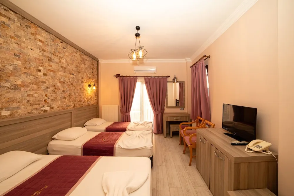 Deluxe Dört Kişilik Oda, Balkon, Bahçe Manzaralı