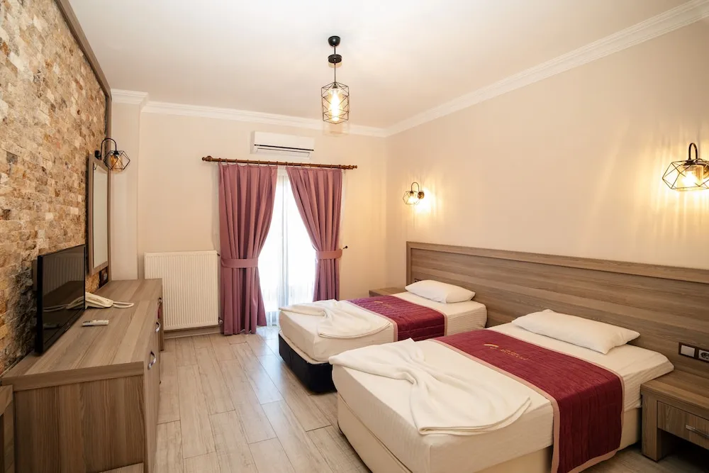 Üç Kişilik Oda, Balkon, Havuz Manzaralı