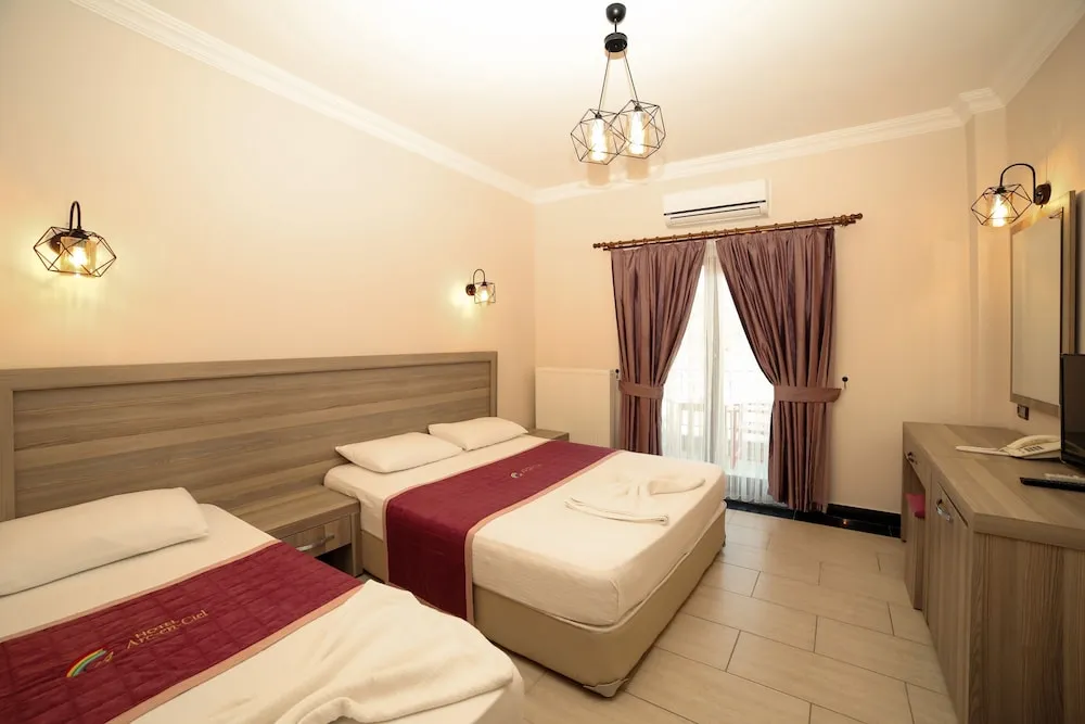 Üç Kişilik Oda, Balkon, Havuz Manzaralı