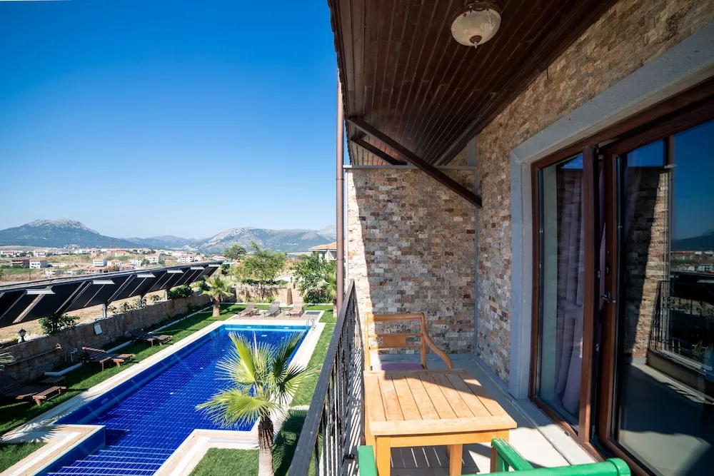 Üç Kişilik Oda, Balkon, Havuz Manzaralı
