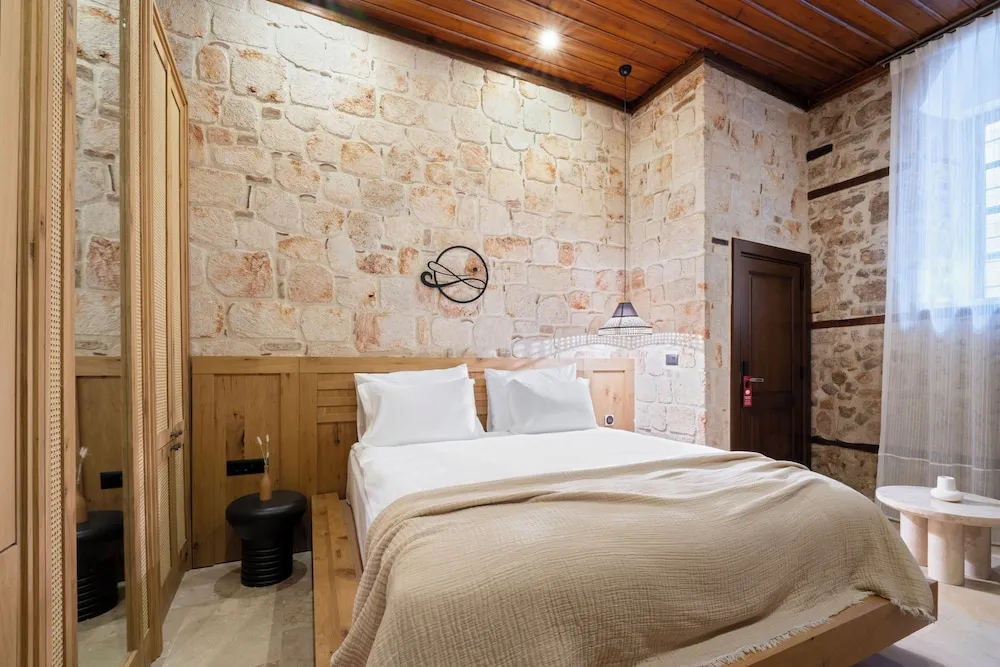 Deluxe Street Room