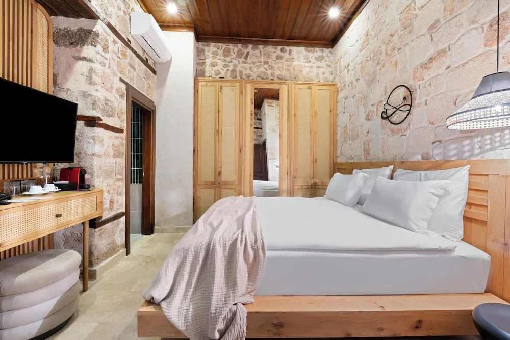 Deluxe Street Room