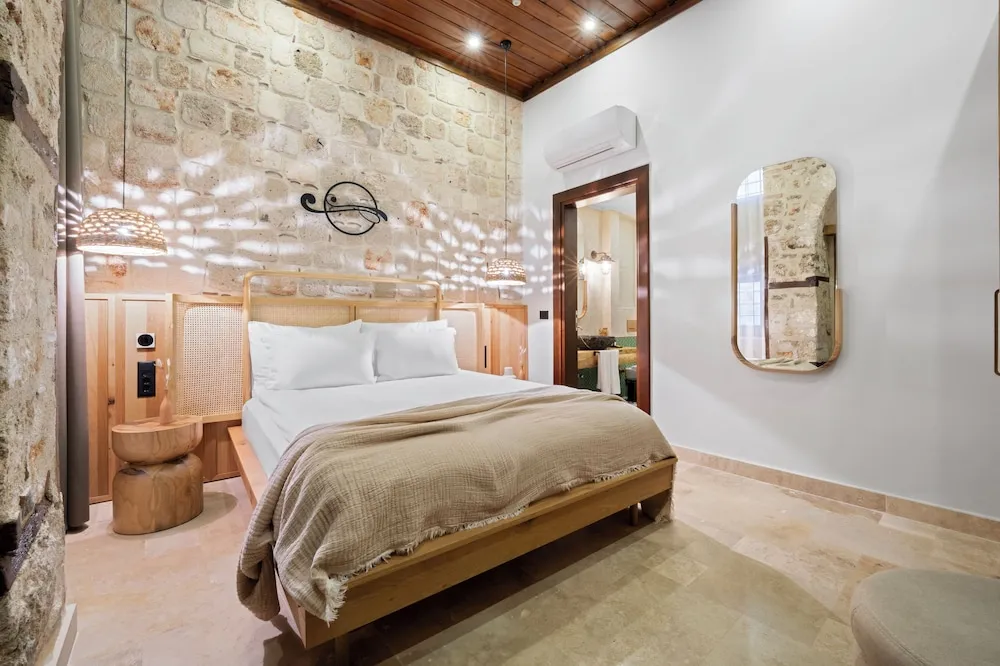 Deluxe Street Room