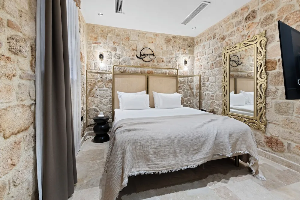 Deluxe Street Room