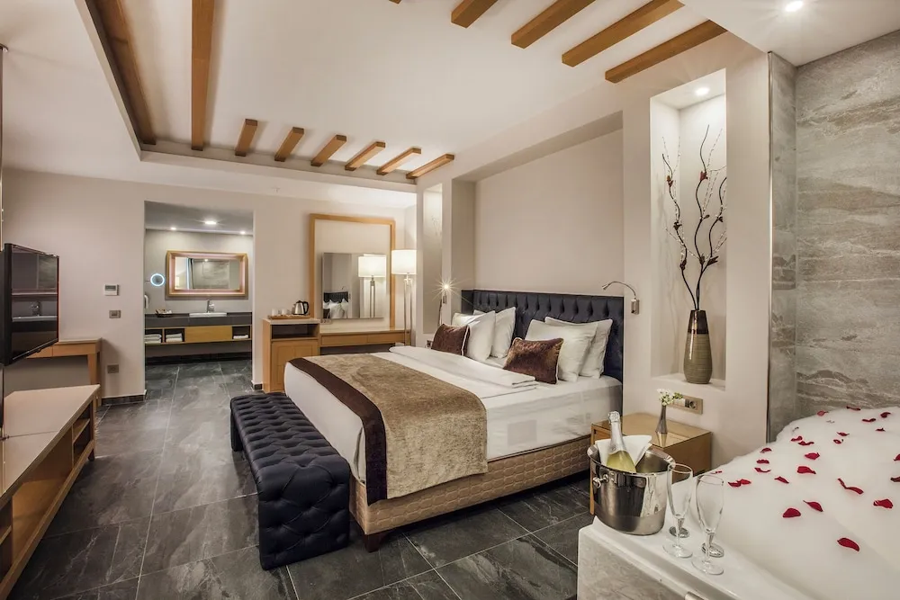 Honeymoon Süit, Sıcak Su Küveti