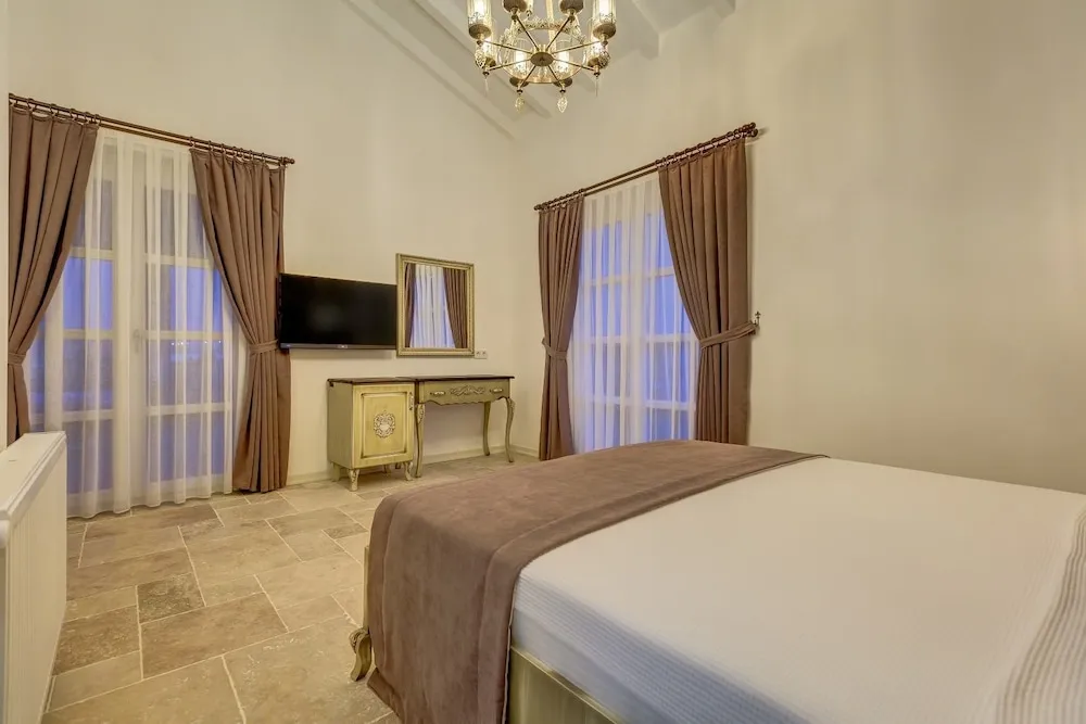 Luxury Süit, 1 Büyük (Queen) Boy Yatak, Sıcak Su Küveti, Havuz Manzaralı