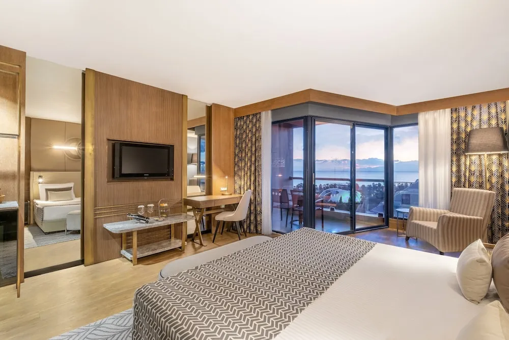 Senior Suite, Sea Side