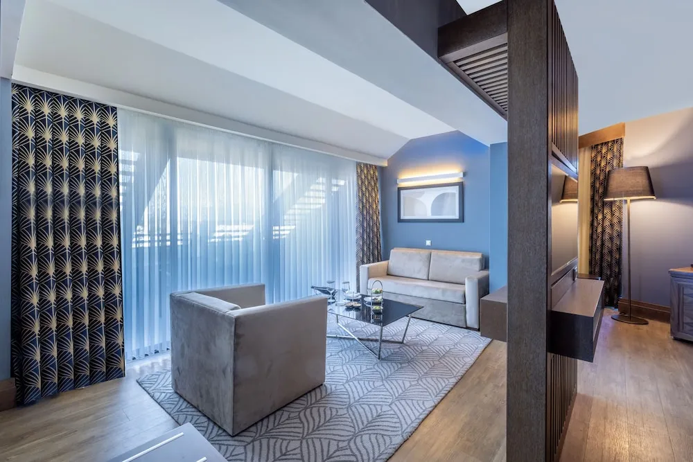 Senior Suite Land View