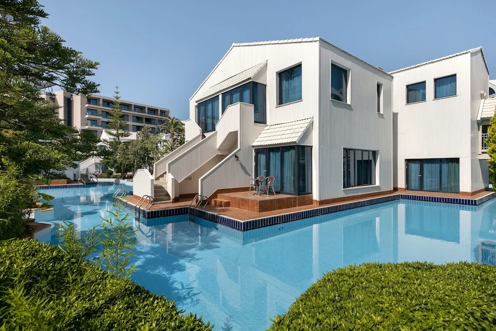 Lake Suite Pool Access