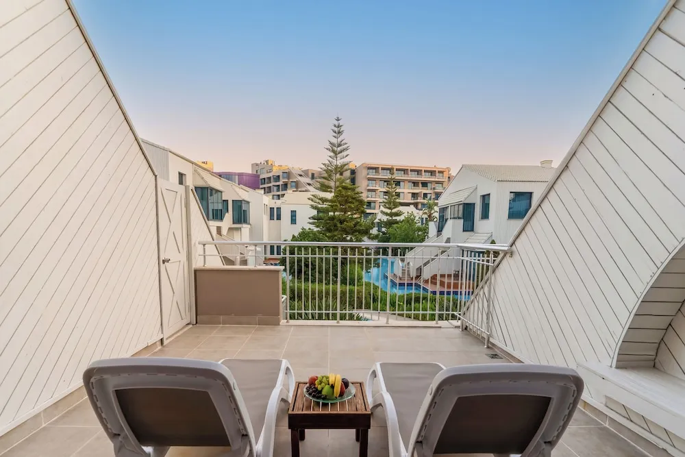 Deluxe Superior Pool Access