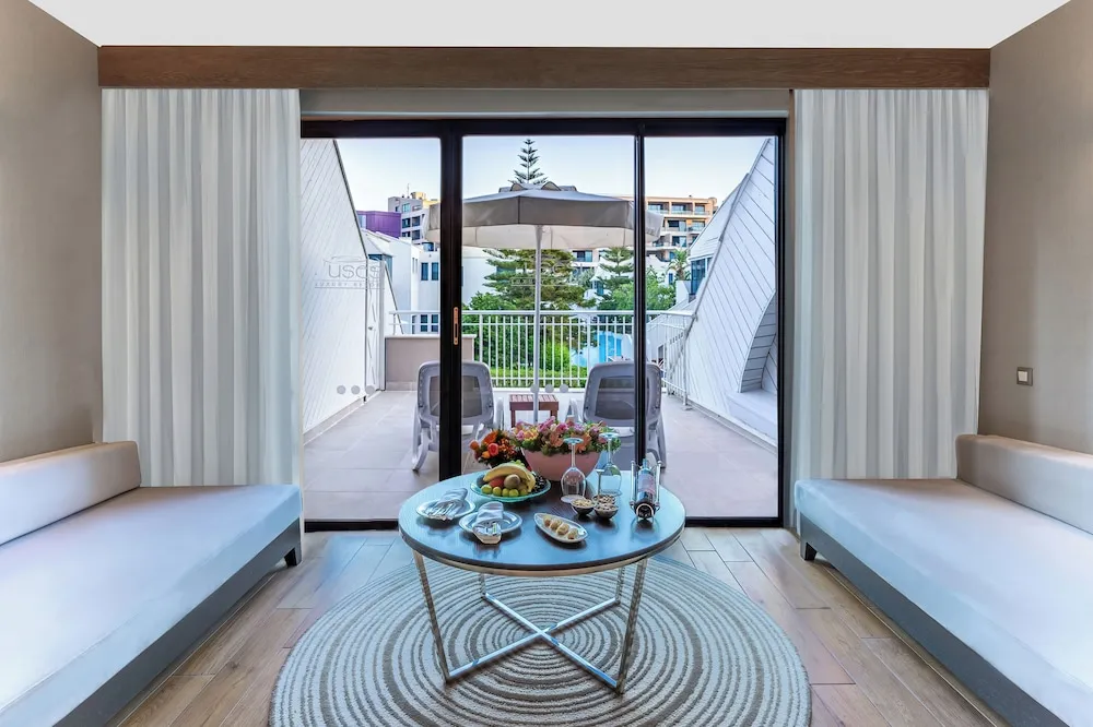 Deluxe Superior Pool Access