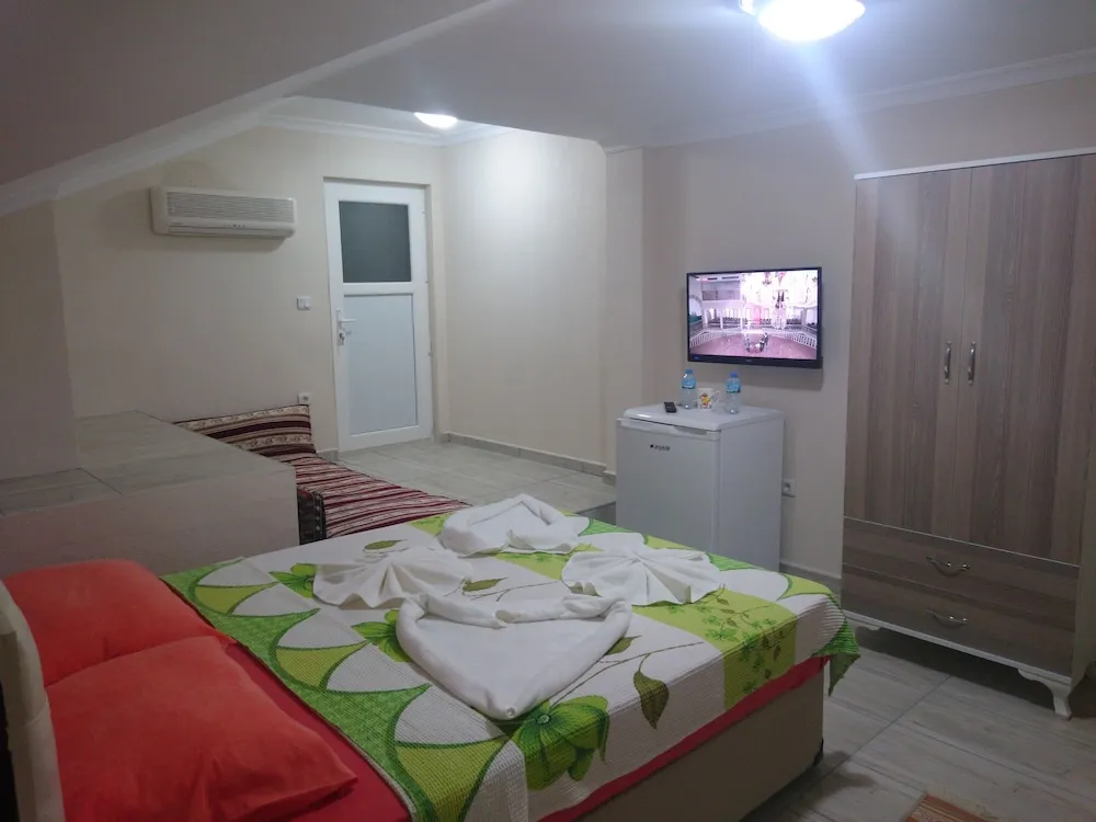 Traditional Tek Büyük Yataklı Oda