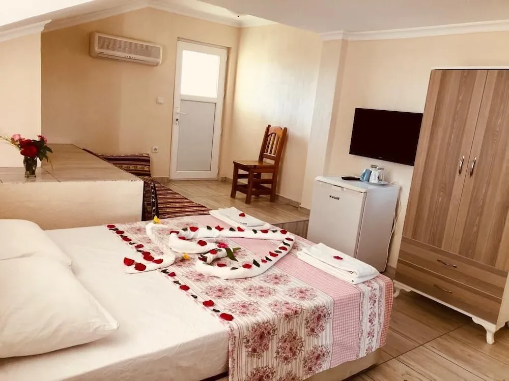 Traditional Tek Büyük Yataklı Oda