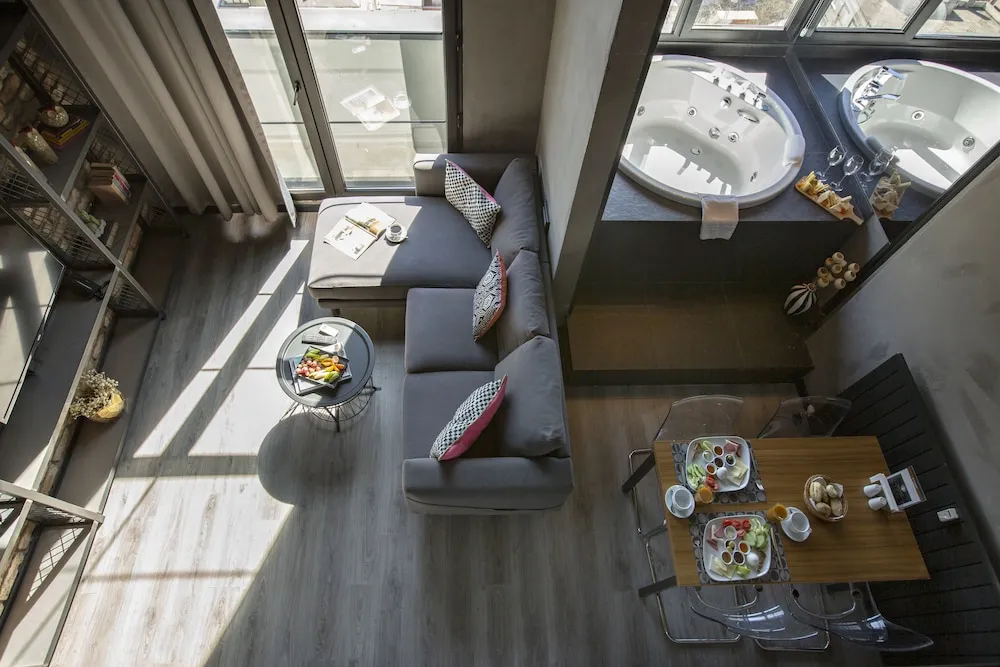 Loft Suite With Jacuzzi