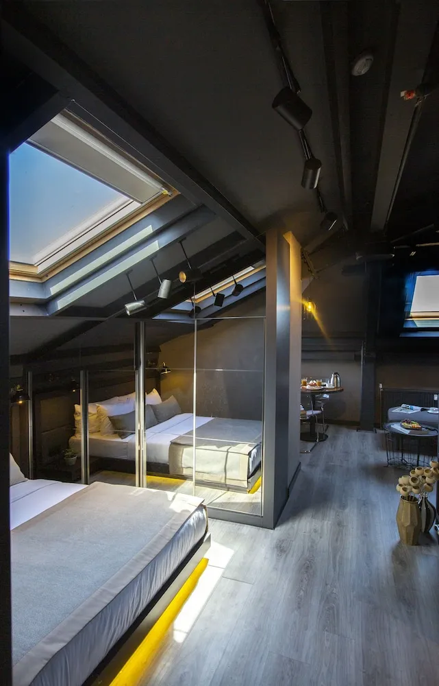 Corner Suite With Jacuzzi Land View