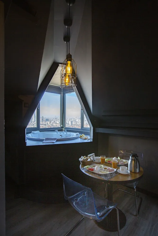 Corner Suite With Jacuzzi Land View
