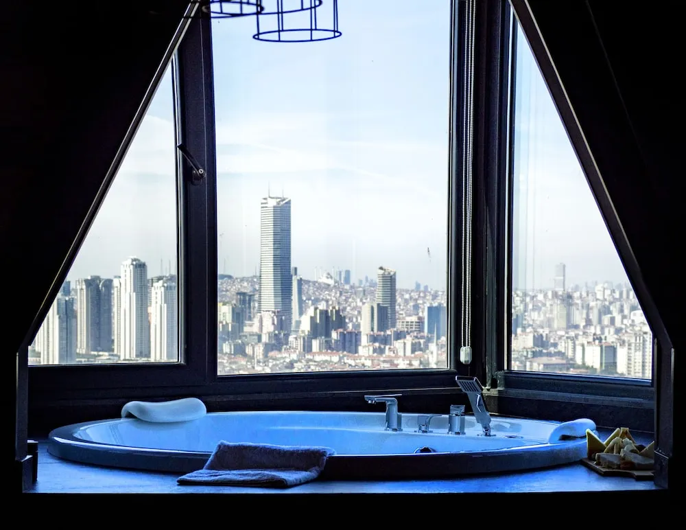 Corner Suite With Jacuzzi Land View