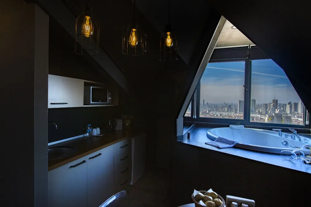 Corner Suite With Jacuzzi Land View
