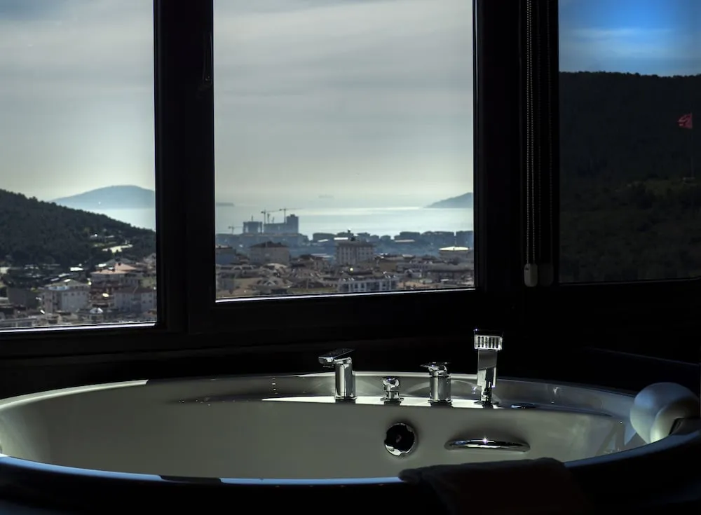 Corner Suite With Jacuzzi Land View