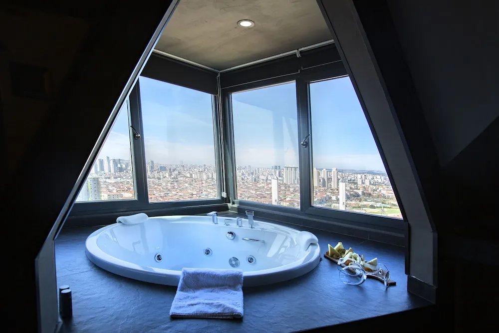 Corner Suite With Jacuzzi Land View