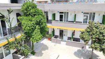 Apart Hotel, Side