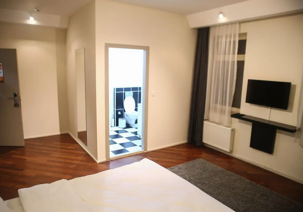 Deluxe Tek Büyük Yataklı Oda