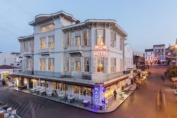 Mom Hotel