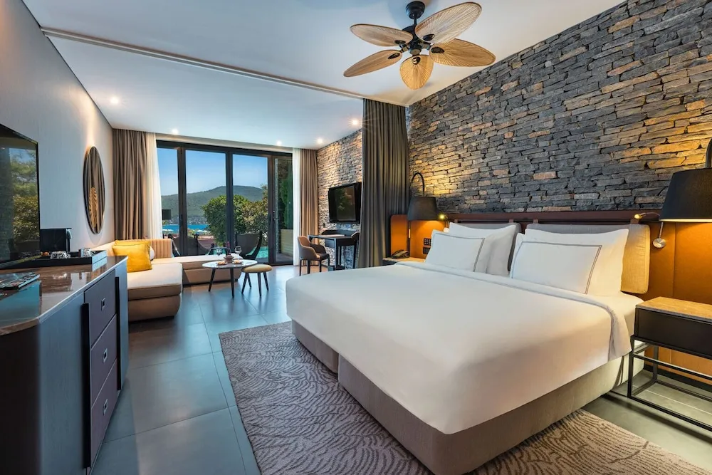 Laguna Deluxe Room Partial Sea View  Swim Up