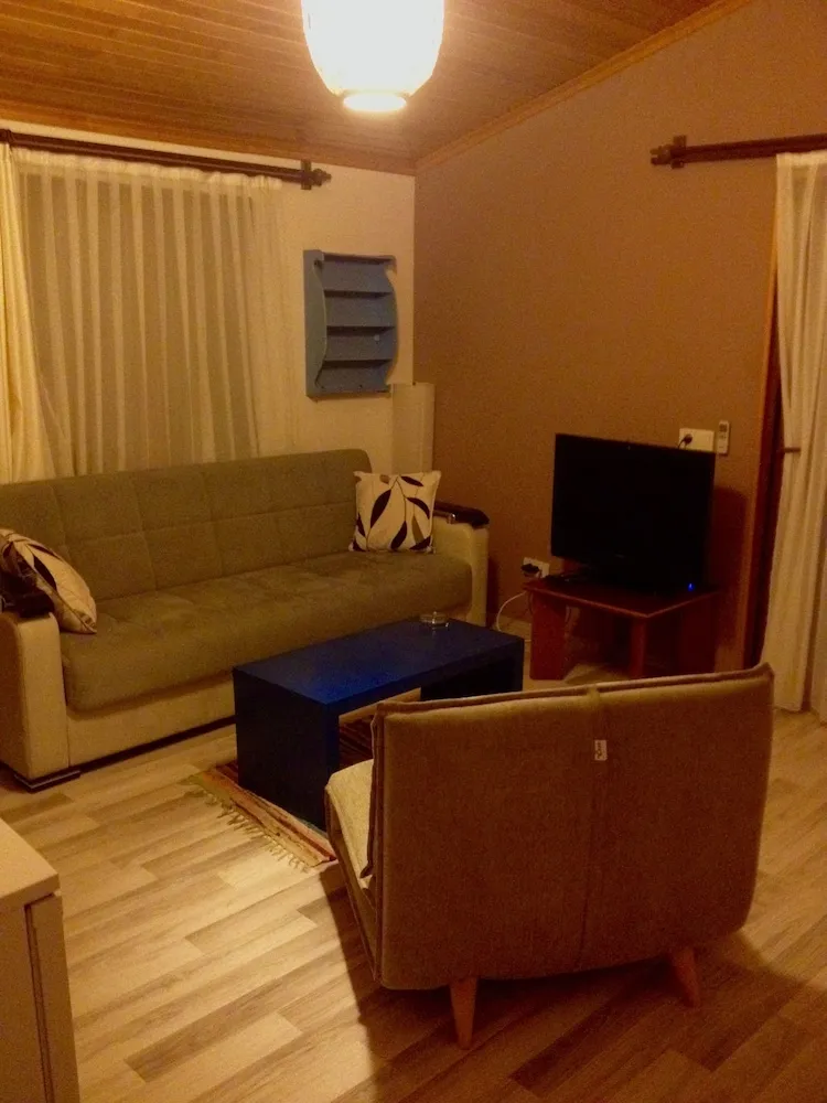 Apart Daire, 2 Yatak Odası, Mutfak, Bahçe Manzaralı