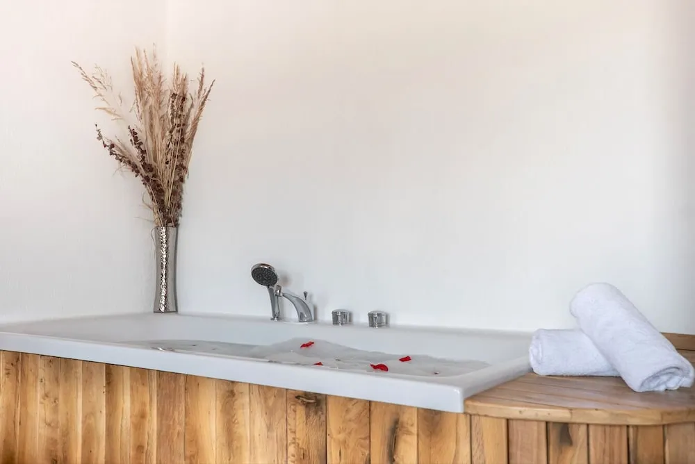 Deluxe Room with Fireplace & Jacuzzi