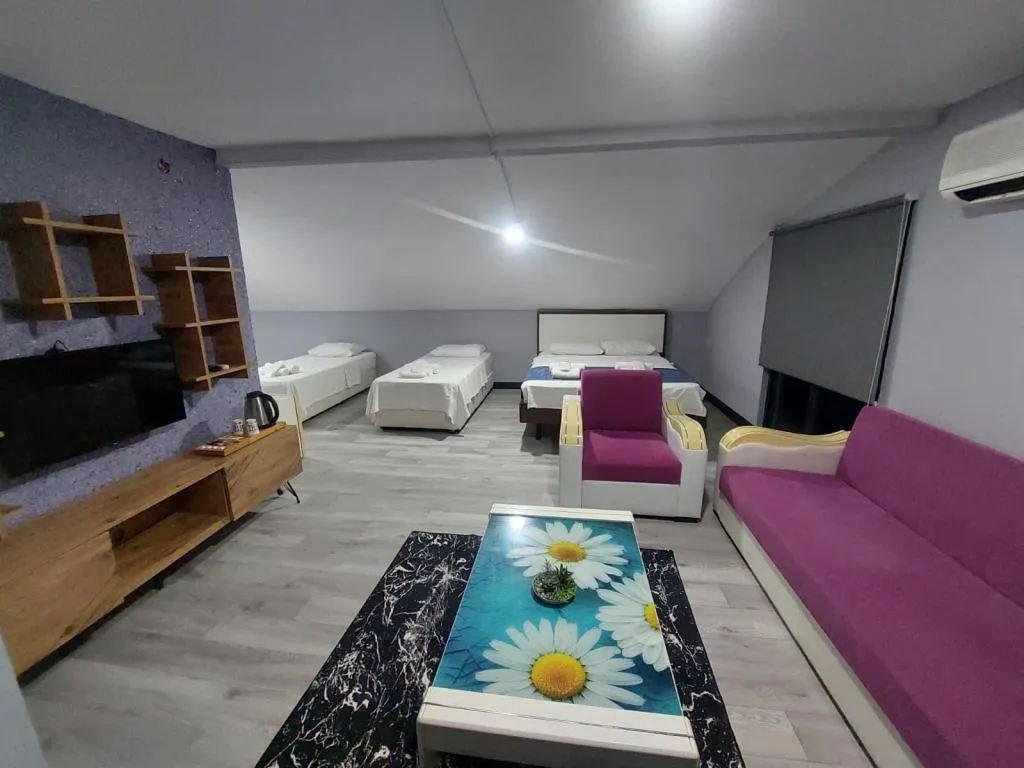 Çatı Katı Geniş Aile Odası,Havuz Manzaralı,Balkonlu
