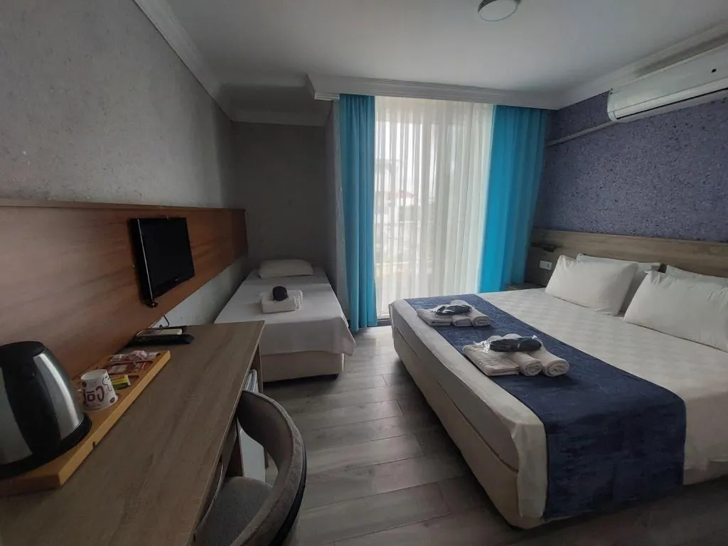 Üç Kişilik Oda,Havuz Manzaralı,Balkonlu