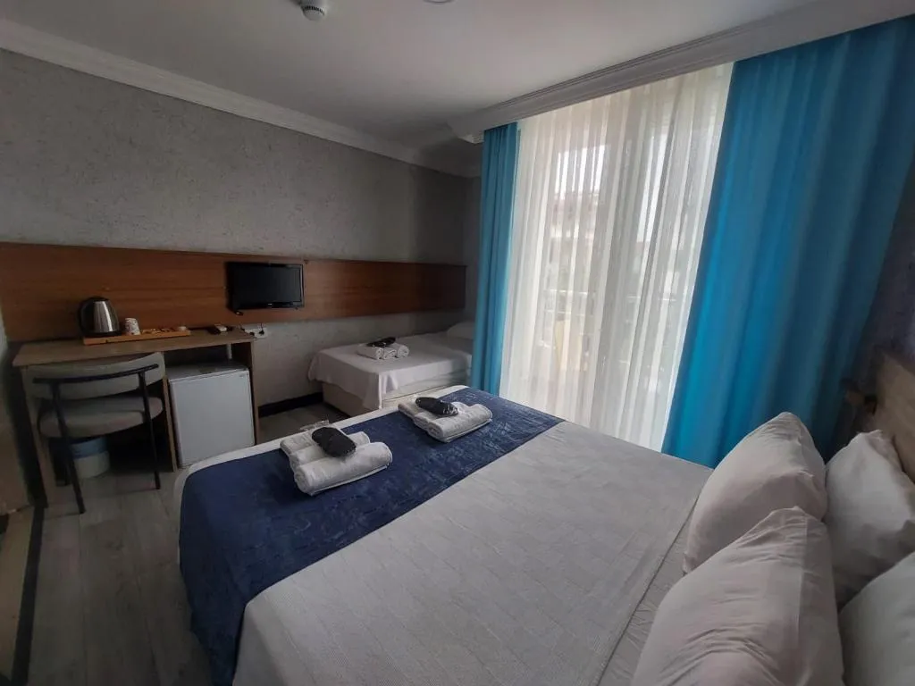 Üç Kişilik Oda,Havuz Manzaralı,Balkonlu