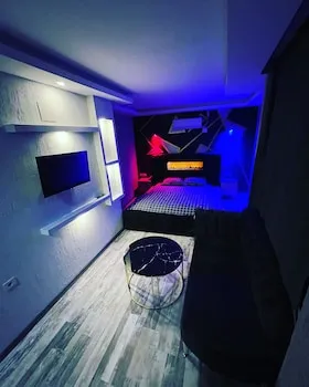 Adan Otel