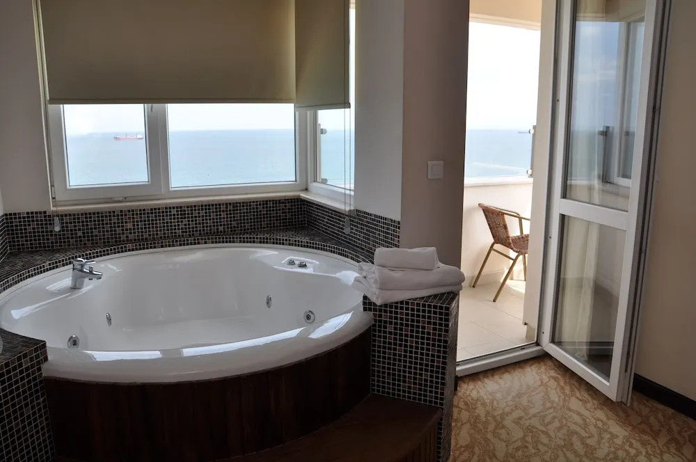 King Suite With Jakuzi and Sea View