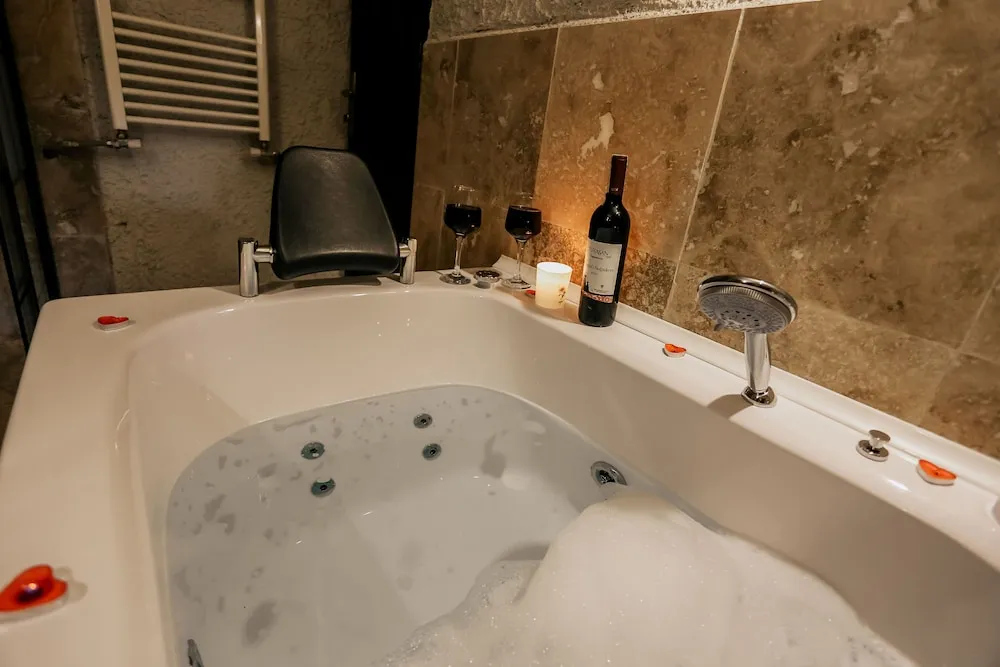 King Cave Suite