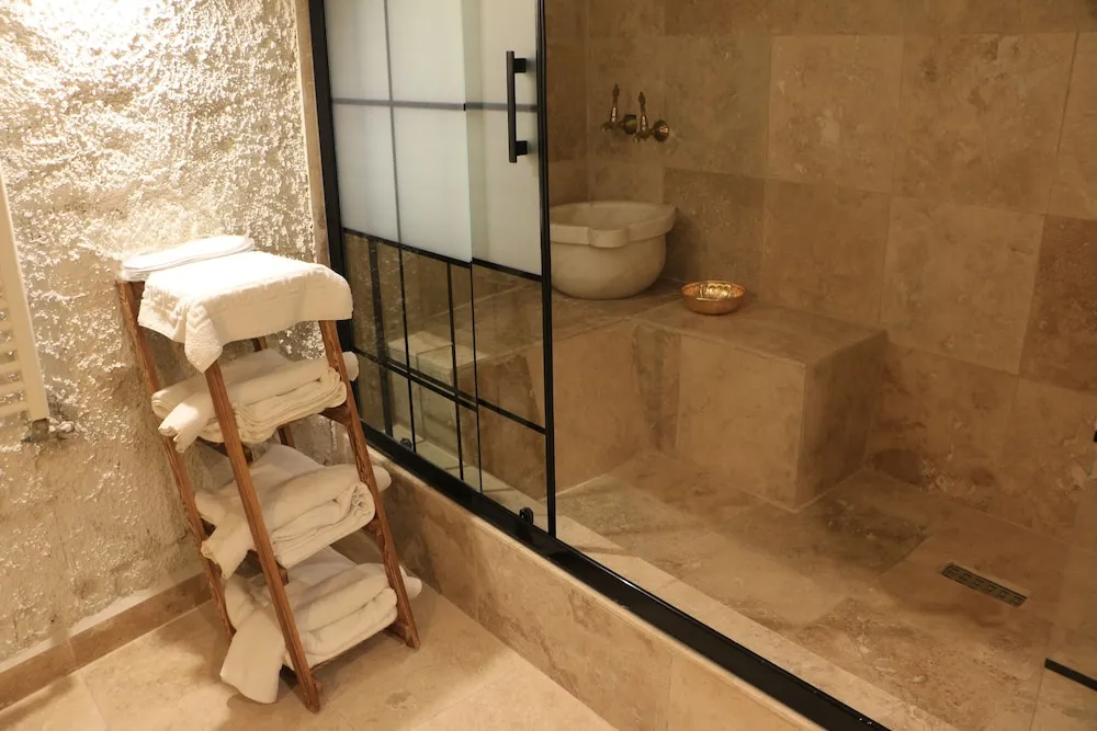 Deluxe Family Cave Suite
