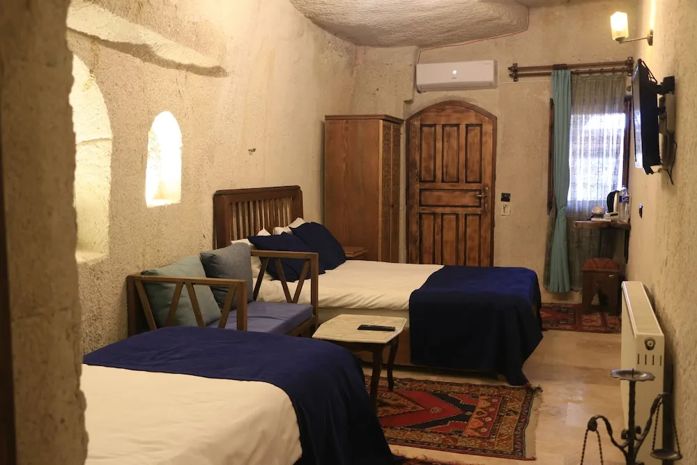 Deluxe Family Cave Suite