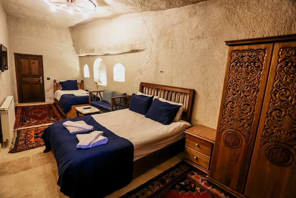 Deluxe Family Cave Suite