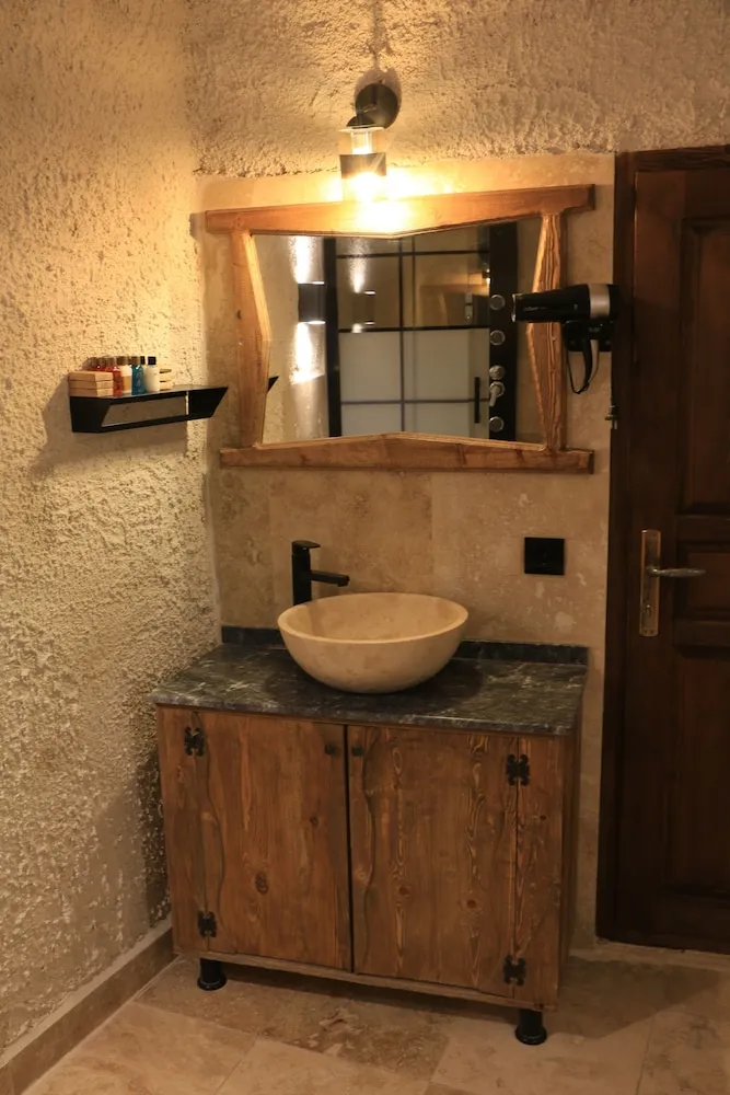 Deluxe Family Cave Suite