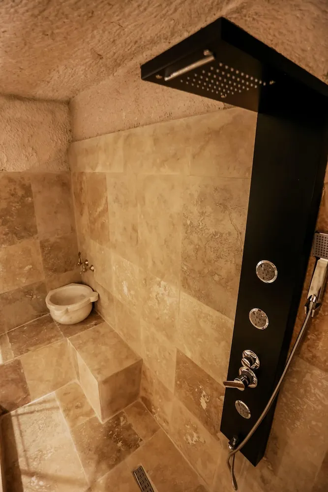 Deluxe Family Cave Suite