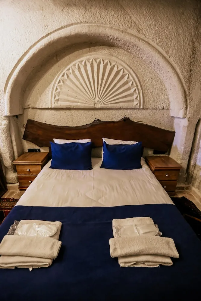 Deluxe Family Cave Suite